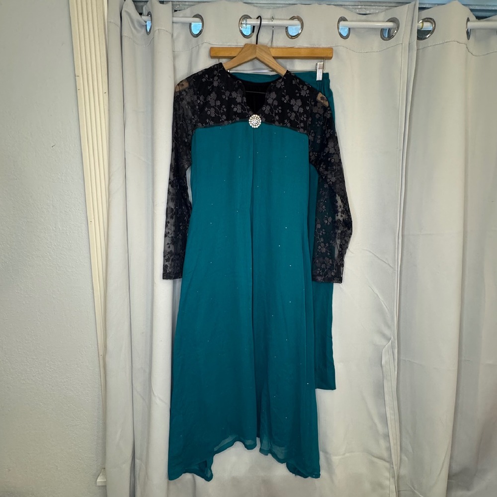 NWOT Elegant Teal Salwar Kameez 3-Piece Suit Lace Sleeves‎ & Rhinestone Brooch